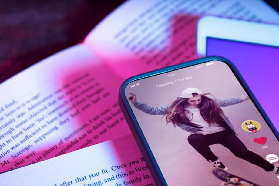 TikTok Book Recommendations: Sharing Must-Reads in Quick Videos
